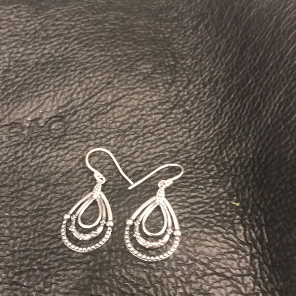 New 2 pairs of earrings as shown - Picture 4 of 5